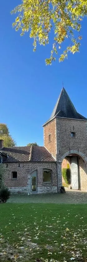 LOGIS-Hôtel-Restaurant La Gentilhommière，位于Artres的酒店
