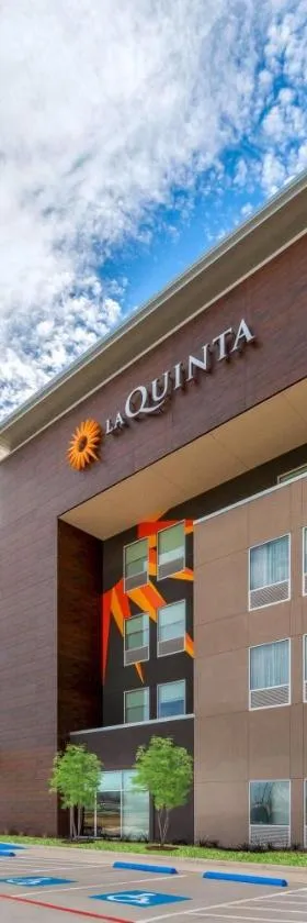 La Quinta Inn & Suites by Wyndham DeSoto，位于迪索托的酒店