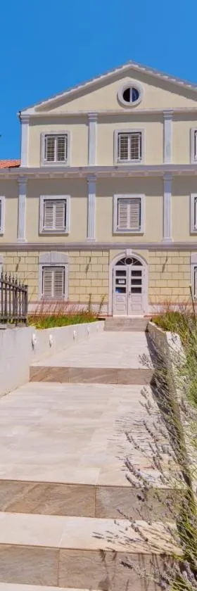 Captain' s Villa Boutique Hotel，位于大洛希尼的酒店
