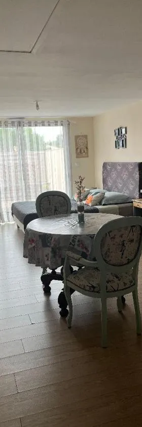 Studio pour 2 personnes à Tonnay Charente，位于托奈夏朗德的酒店
