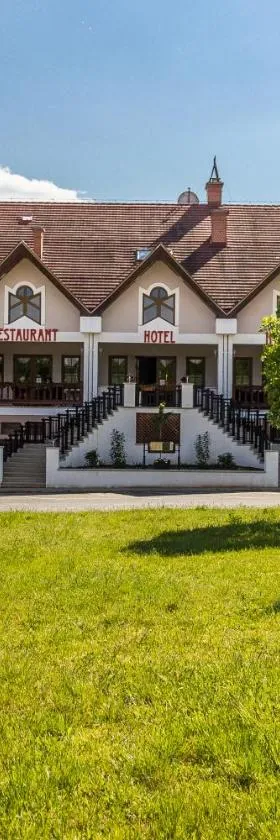 M1 Szekér Csárda Hotel és Étterem，位于Obarok的酒店