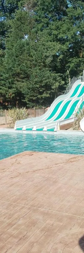 camping nature le Valenty mobil-home-Dordogne panoramique clim piscine，位于Soturac的酒店