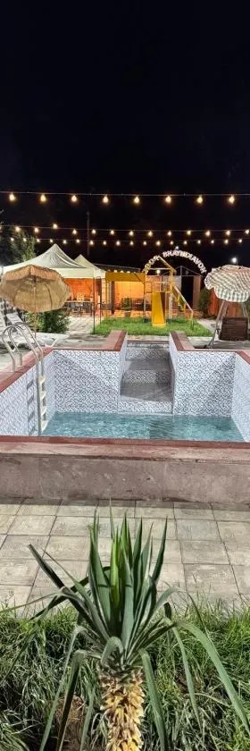Hovakimyans Garden And Pool，位于Zvartnots International Airport的酒店