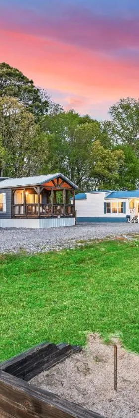 2 Villa D'Azur Luxury Tiny House Mins to Lake Guntersville, Downtown, Firepit，位于甘特斯维尔的酒店