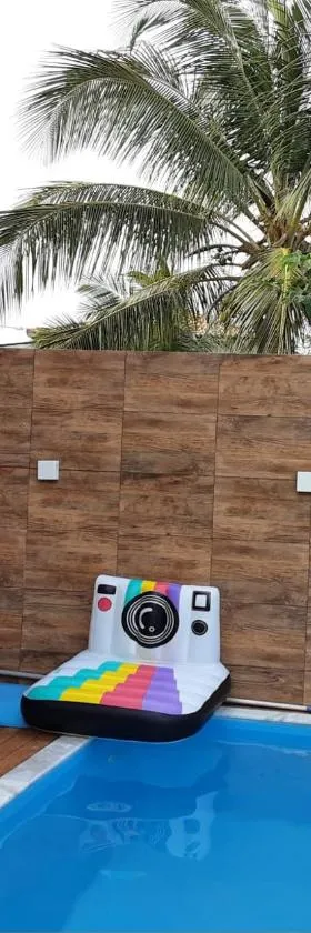 Chalé Pé na Areia e Piscina Privativa em Barra do Jacuípe，位于卡马萨里的酒店