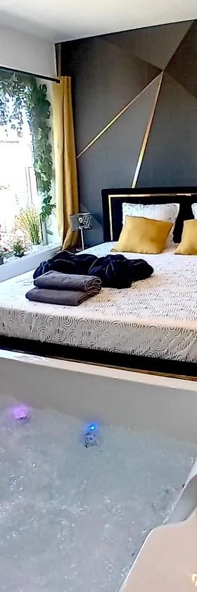 Luxury Beach Room，位于弗龙蒂尼昂的酒店
