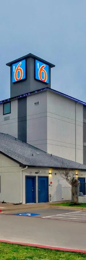 马布尔福尔斯6号汽车旅馆，位于马布尔福尔斯的酒店