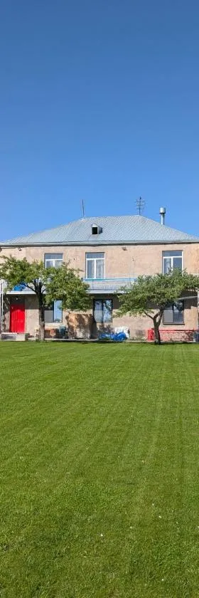 PATATES Guesthouse - Private Villa with Garden Near Lake Sevan, Martuni，位于Martuni的酒店