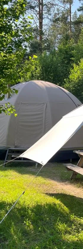 Romantic night in a dome tent lake view，位于Bjuråker的酒店