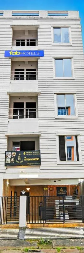 FabHotel 85 The Seven Wonders - Near CNCI hospital biswbangla gate，位于New Town的酒店