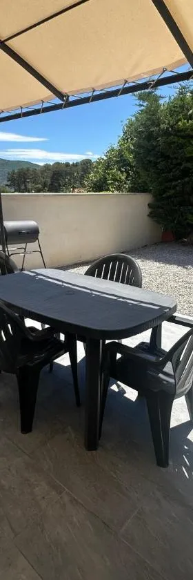 Moderne, climatisé et barbecue privé，位于沙托阿尔努圣奥邦的酒店