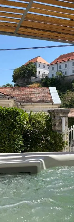 FRIDA Apartman, Exkluzív várpanorámával, a belváros szívében, ingyenes parkolással，位于维斯普雷姆的酒店