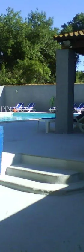 Studio 10m2, terrasse 18m2 , parking, piscine et accueille les animaux，位于Quissac的酒店