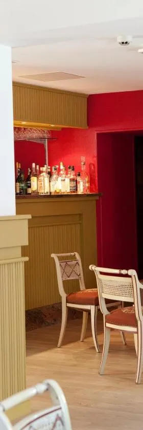 Logis hôtel Ô en Couleur，位于Oucques的酒店