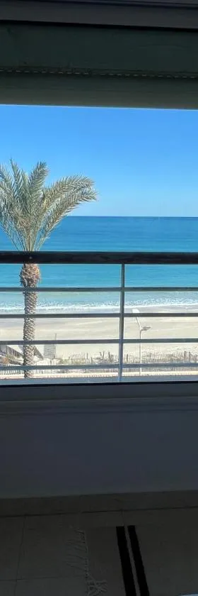Mahdia front sea balcony 2，位于Hiboun的酒店