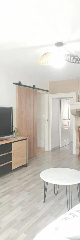 chez Émile côté face maison entière, 3 chambres, 2 salles de bains,jardin et terrasse，位于Humes的酒店