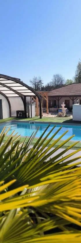 Logis Hôtel -Spa-Restaurant Le Saint Antoine，位于Lamarche-sur-Saône的酒店