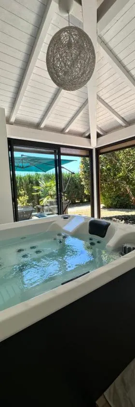 Villa KIKO, Gîte Spa & Sauna privatifs -5 min- Sarlat，位于维特拉克的酒店