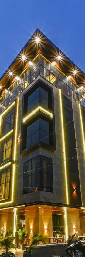 Hotel Grand Girdhar Premier，位于印多尔的酒店