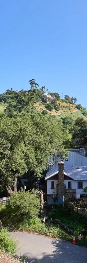 Malibu Home in Enchanting Hills 5 min from the beach，位于马里布的酒店