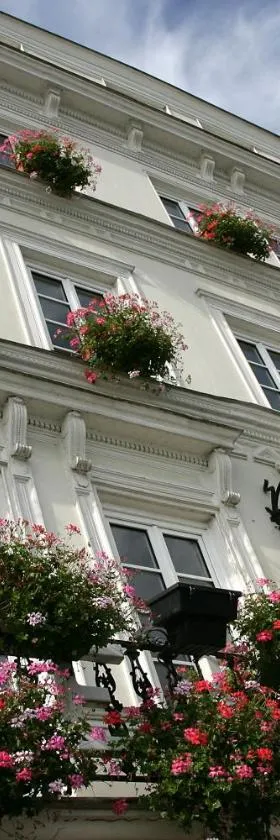 Logis - Hôtel & Restaurant Le Bellevue，位于La Bouille的酒店