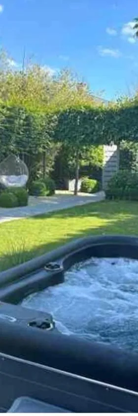 La chambre du puits avec 2 jacuzzis , sauna et Hammam privatif，位于图尔奈的酒店