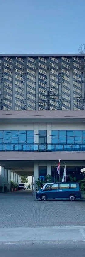 Front One Hotel Gombong，位于Gombong的酒店