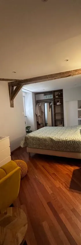 Chambre privée avec salle de bain，位于Domagné的酒店