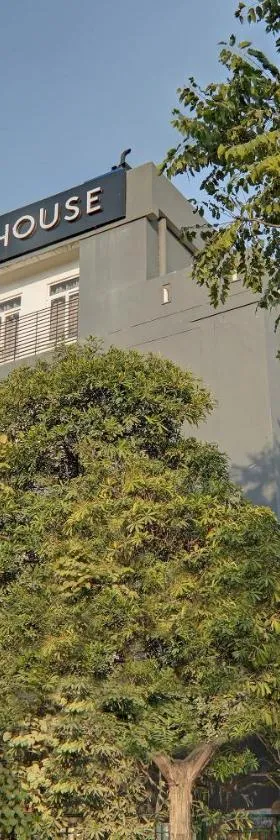 Super Townhouse 139 Ashiyana Smriti Upvan Near Emerald Mall Lucknow，位于Bijnaur的酒店