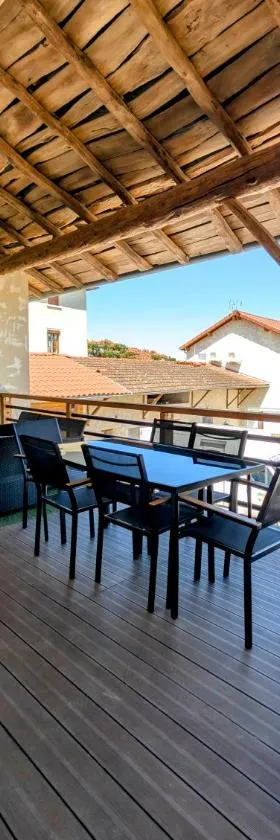Nid paisible avec un coin terrasse，位于Faramans的酒店