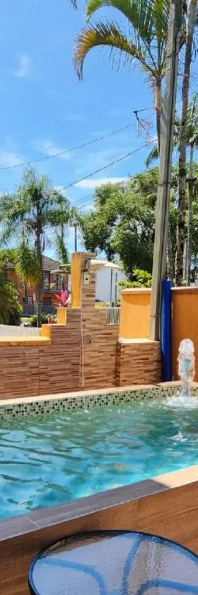 ATAMI STAY Casa em Condomínio com Piscina Aquecida bem Pertinho do Mar，位于巴拉那州蓬塔尔的酒店