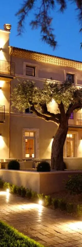 Boutique Hôtel La Villa MONTESQUIEU，位于Laudun的酒店