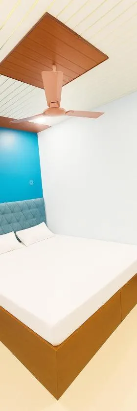 Ujjain Hotel Josh! J! Near Shri Mahakaleshwar Jyotirlinga Temple And Railway Station - Providing Fully Air Conditioned & Spacious Rooms With Free Wi-fi Facility - Free Parking And Excellent Room Service Available - Best Budget Hotel In Ujjain，位于乌贾因的酒店