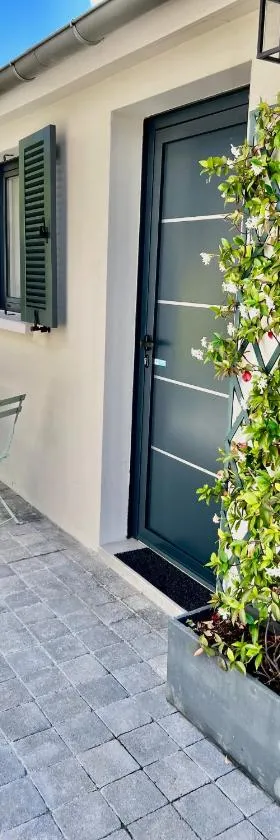 Joli studio récent sur jardin, très calme，位于科隆布的酒店