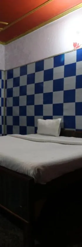 Capital O Honey Hotel，位于赖布尔的酒店
