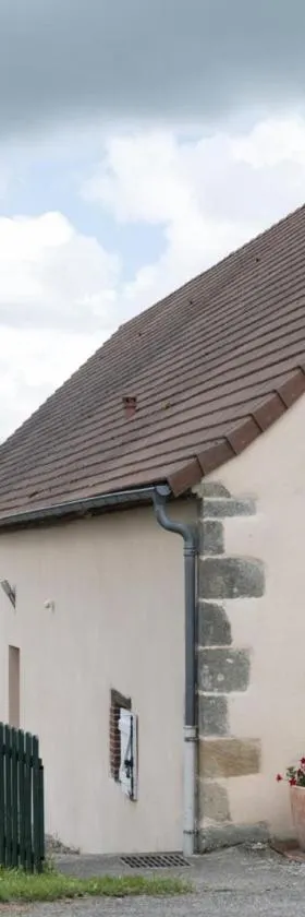 Gîte indépendant avec piscine, grande terrasse, jardin, barbecue, proche St Pourçain/Sioule et Souvigny - FR-1-489-78，位于Cressanges的酒店