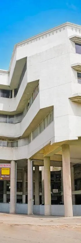 FabHotel Royal Manor - Hospital Chowk，位于拉杰果德的酒店