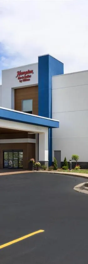 四城国际机场莫林汉普顿套房酒店，位于莫林的酒店