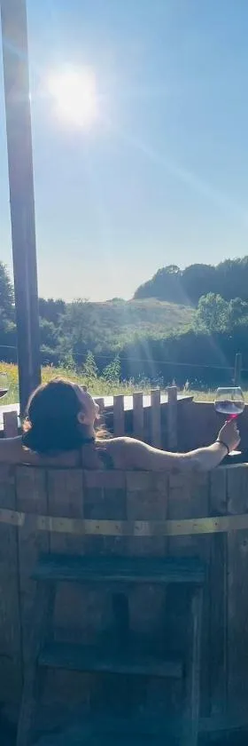 Glamping with outdoor wood-fired hot tub，位于维森比约的酒店