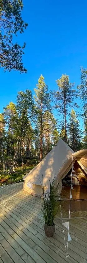 LaplandLiv Glampingtent with private sauna at the lake!，位于Björkliden的酒店