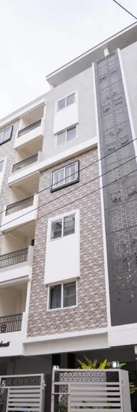 3 Bee's Service Apartments, Gachibowli，位于Madhapur的酒店