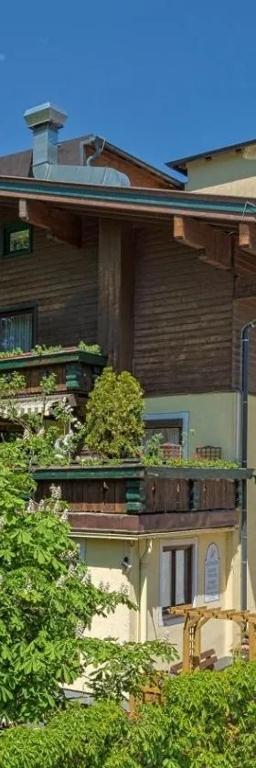 Hotel Gasthof Kröll - inkl Nationalpark-Karte, 1 x Grossglockner Hochalpenstraße kostenlos, verschiedene Bergbahnen kostenlos, Badesee kostenlos, Bus & Zug kostenlos, regionale Küche，位于尼德恩西尔的酒店