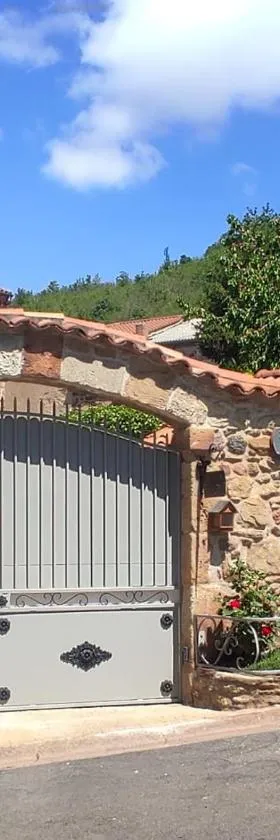 Le clos fleuri，位于Saint-Gervazy的酒店