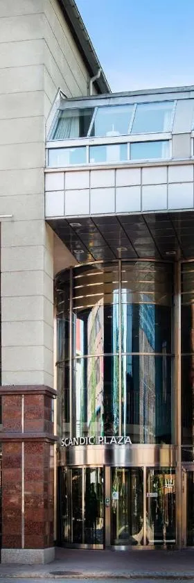于默尔广场斯堪迪克酒店，位于于默奥的酒店