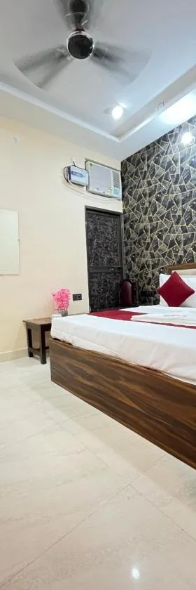 Hotel Raghukul Palace Ayodhya-By Admiral Group Of Hotels，位于Ayodhya的酒店