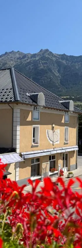 HOTEL DE LA GARE，位于埃格里尔的酒店
