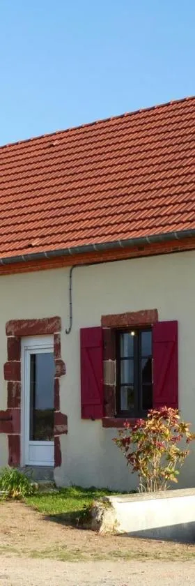 Grande maison moderne avec jardin, près de châteaux et du Parc Le Pal - FR-1-489-99，位于Vaumas的酒店