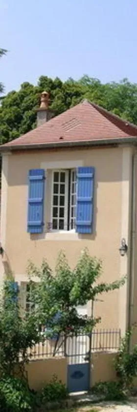 Maison rénovée avec vue sur château, animaux acceptés, terrasse panoramique - FR-1-489-164，位于Billy的酒店