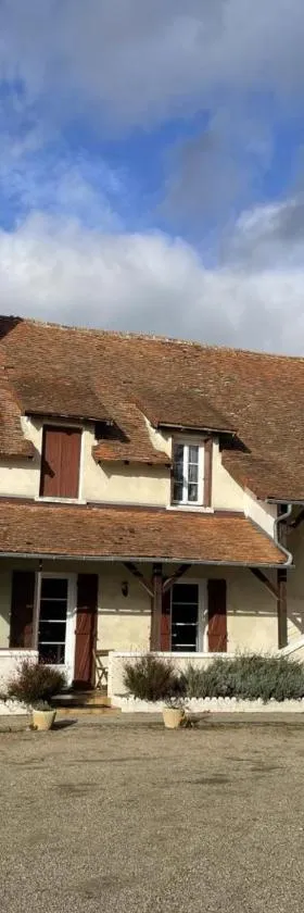Maison spacieuse avec jardin clos, piscine privative et sauna, proche centre de Saint-Pourçain - FR-1-489-60，位于西乌勒河畔圣普桑的酒店