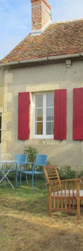 Charmant cottage rénové avec jardin privé, cheminée, proche forêt, commerces et loisirs - FR-1-489-377，位于Lurcy-Lévis的酒店